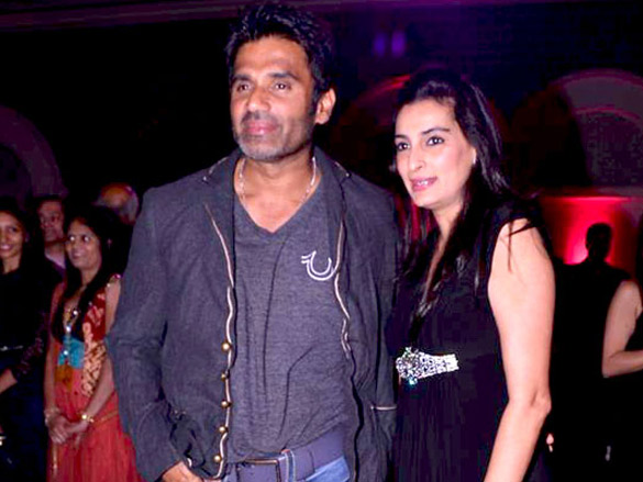 suniel shetty with top models at rose fashion show 3