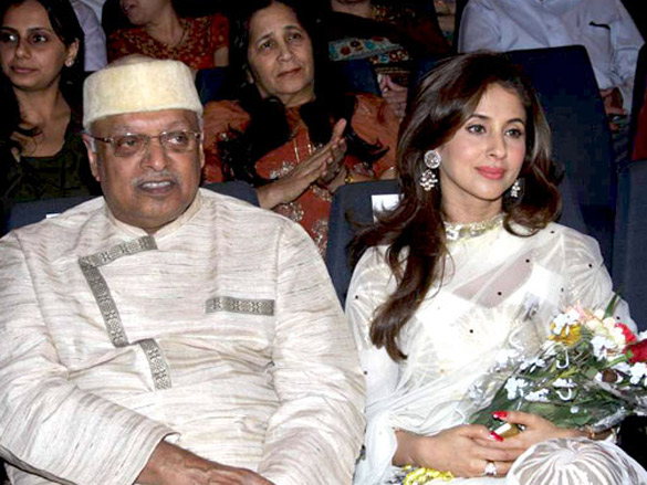 urmila at tribute to mahendra kapoor by sahyog foundation 3