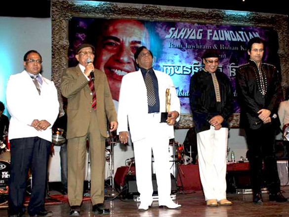 urmila at tribute to mahendra kapoor by sahyog foundation 6