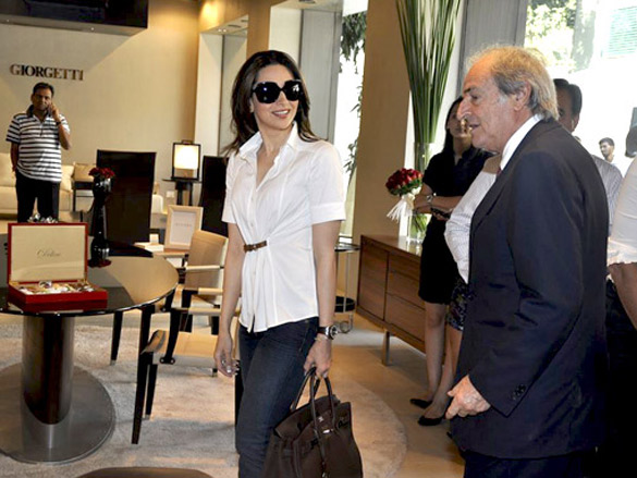 karisma kapoor at the launch of giorgetti store 5