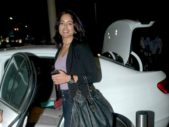 sameera reddy snapped at the airport 7