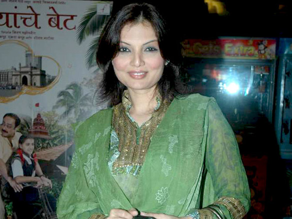 poonam jhawer sheeba and bhagyashree at the marathi film awards 2011 11