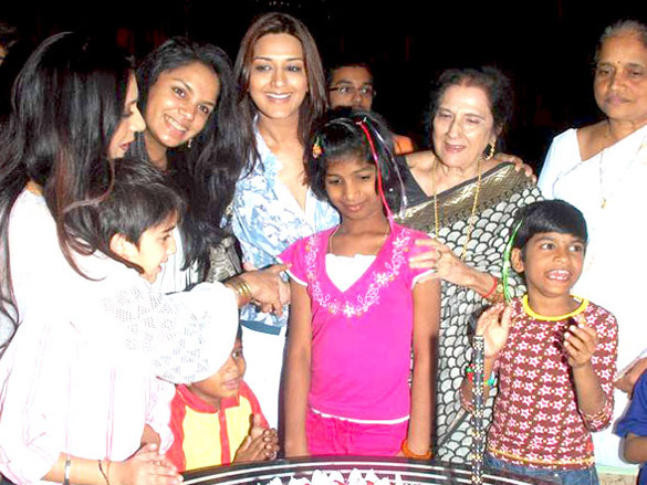 sonali bendre celebrates christmas with children at veda 4