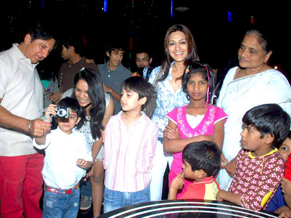 sonali bendre celebrates christmas with children at veda 5
