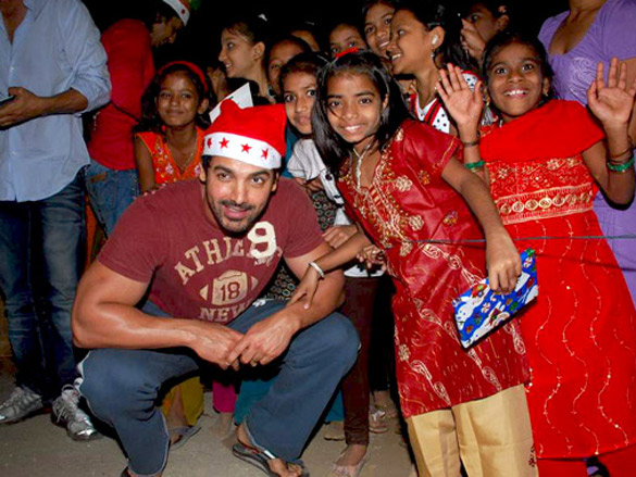 akshay john and riteish celebrate christmas with children of st catherines 7