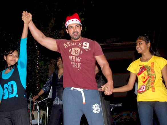 akshay john and riteish celebrate christmas with children of st catherines 8