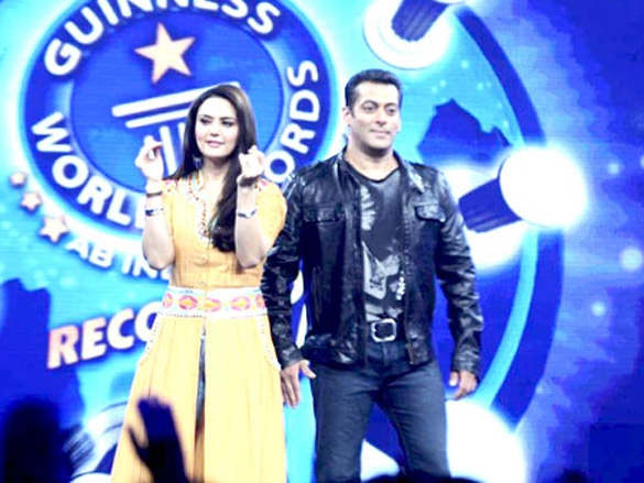 preity and salman on the sets of guinness world records ab india todega 4