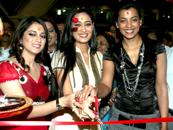 mugdha arya ganesh and others at the inauguration of jeevaa spa and salon 2