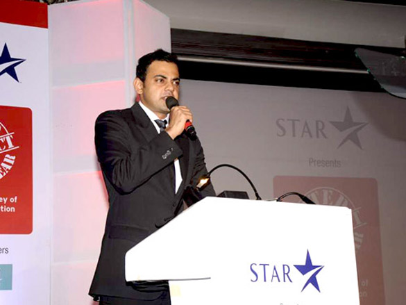 zeenat aman at product of the year award 5