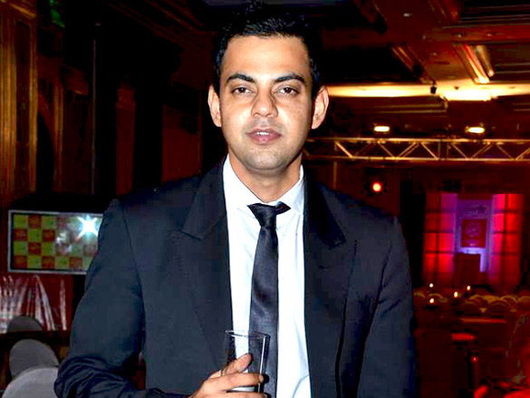 zeenat aman at product of the year award 10