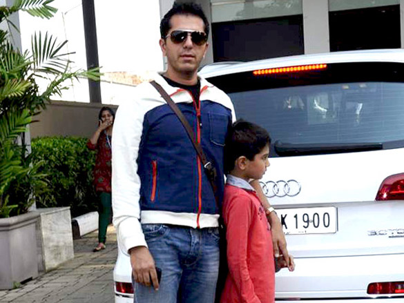 aamir preity suniel leave for mohali for india pak semi final 8