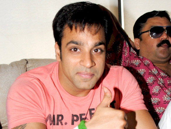 anil sharma hosts the cricket screening 8