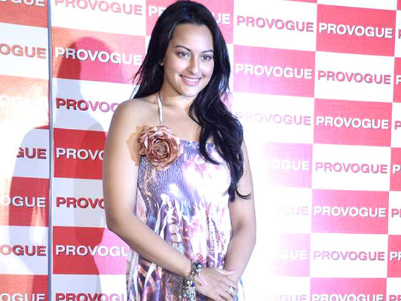 hrithik and sonakshi launch provogues new spring summer catalogue 8