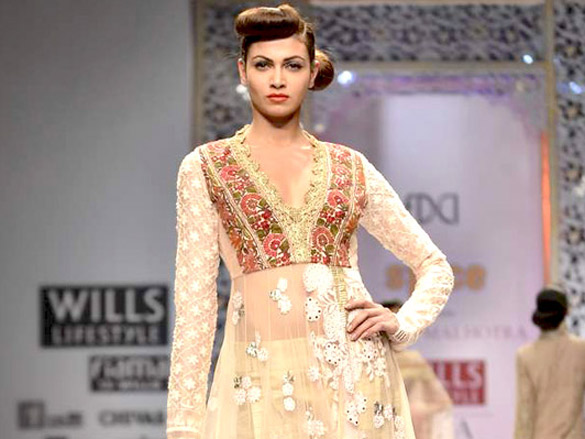 manish malhotras show at wills lifestyle india fashion week 2011 day 3 8