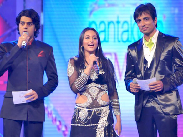 malaika sonakshi and others at the pantaloons femina miss india 2011 finale 4