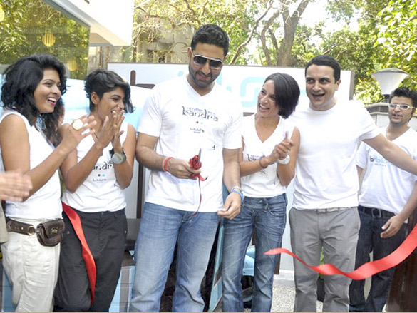 abhishek and farhan akhtar inaugurate bblunt salon 4