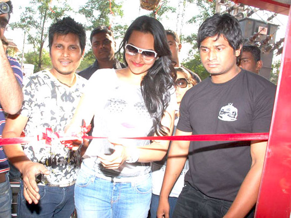 sonakshi sinha inaugurates provogue store 2