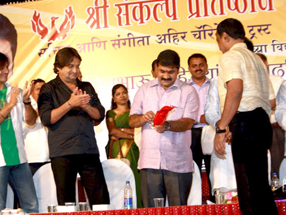 vivek oberoi and mahesh manjrekar at sachin ahirs bodybuilding championship 4