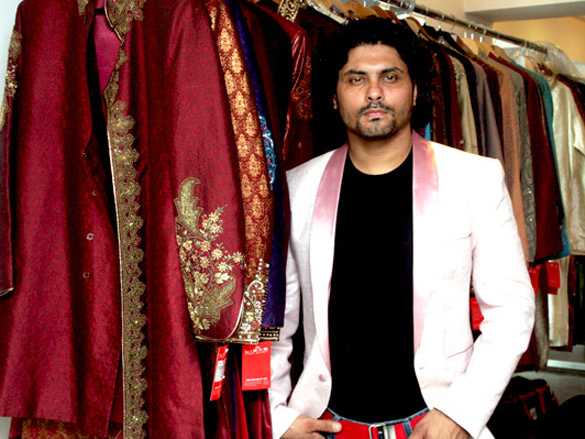 veena malik backless photo shoot at riyaz gangjis store 13
