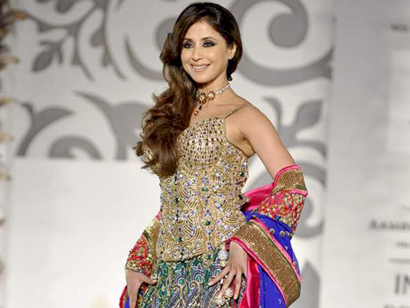 urmila walks the ramp for nisha sagar at aamby valley city india bridal week 2010 7