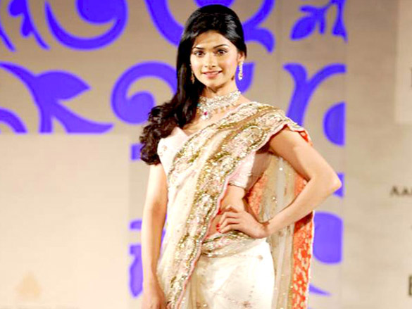 prachi desai and neha dhupia walk the ramp for shane and falguni peacock 7