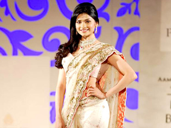 prachi desai and neha dhupia walk the ramp for shane and falguni peacock 8