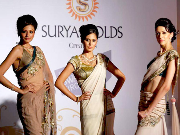 uvika chaudhary and bruna abdulla at surya diamonds swarovski fashion show 4