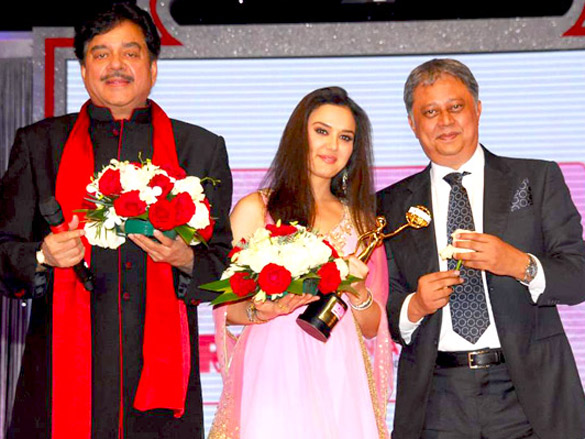 preity jacqueline and vivek at gr8 women awards 2011 in dubai 2