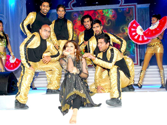 preity jacqueline and vivek at gr8 women awards 2011 in dubai 6