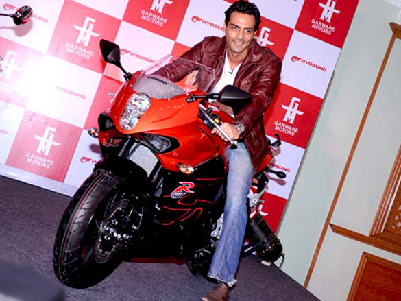arjun rampal launches garware motors hyosung super bikes 3