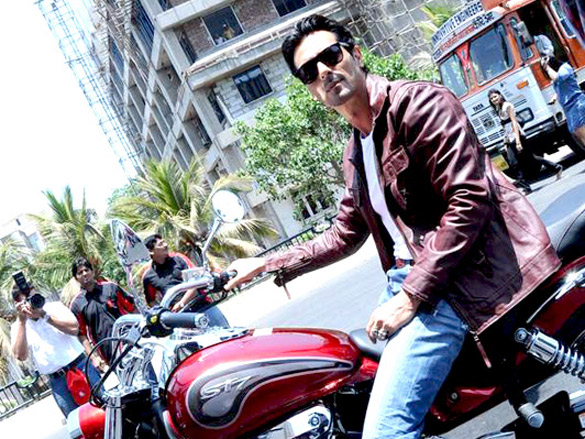 arjun rampal launches garware motors hyosung super bikes 8