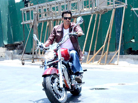 arjun rampal launches garware motors hyosung super bikes 9