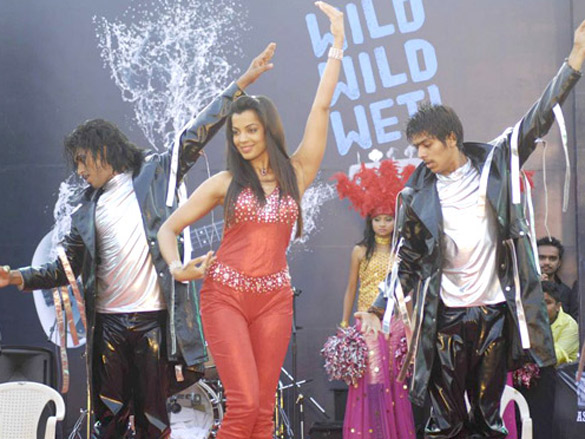 mugdha godse sizzles at esselworld celebrations 2