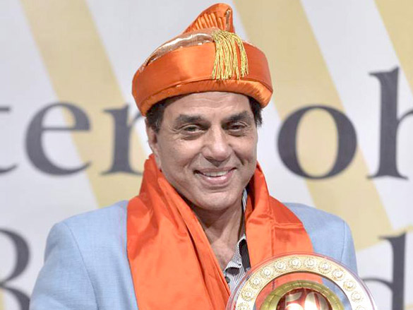 dharmendra launches ali peters book on his 60th birthday 4