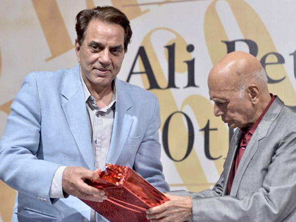 dharmendra launches ali peters book on his 60th birthday 8