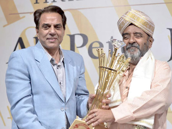 dharmendra launches ali peters book on his 60th birthday 10