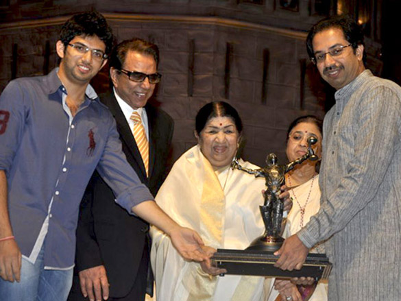 dharmendra and lata mangeshkar at dinnanath mageshkar awards 2
