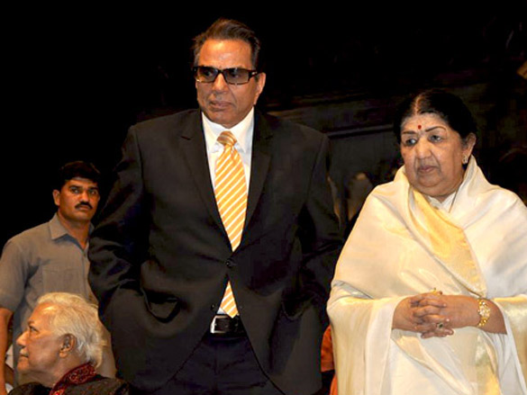 dharmendra and lata mangeshkar at dinnanath mageshkar awards 6