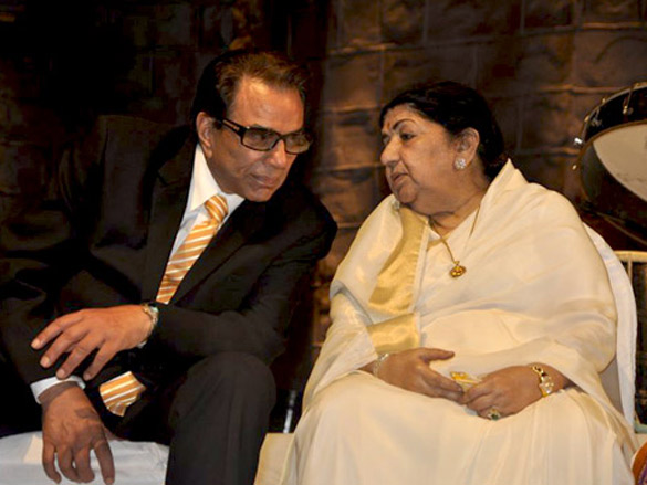 dharmendra and lata mangeshkar at dinnanath mageshkar awards 7