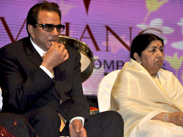 dharmendra and lata mangeshkar at dinnanath mageshkar awards 10