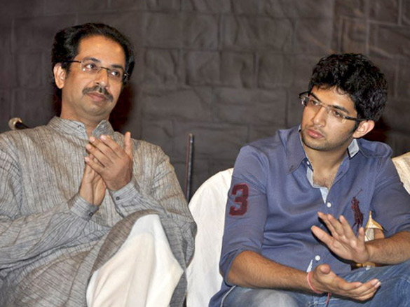 dharmendra and lata mangeshkar at dinnanath mageshkar awards 11