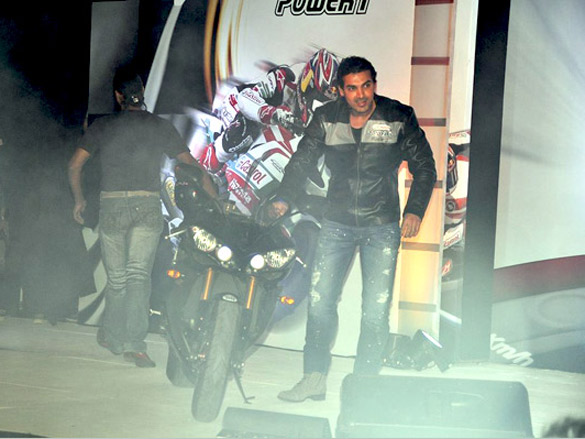 john abraham rocks at castrol event 4