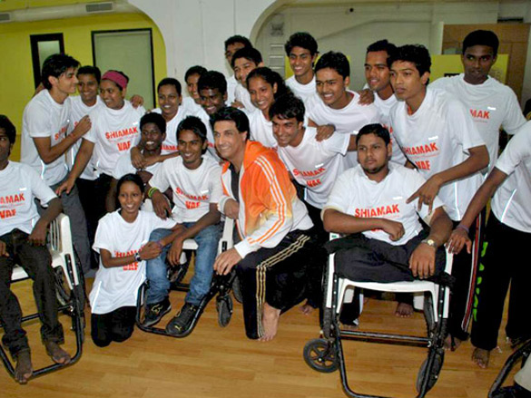 shiamak davar celeberates international dance day with vaf kids 2