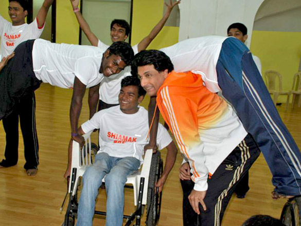 shiamak davar celeberates international dance day with vaf kids 4