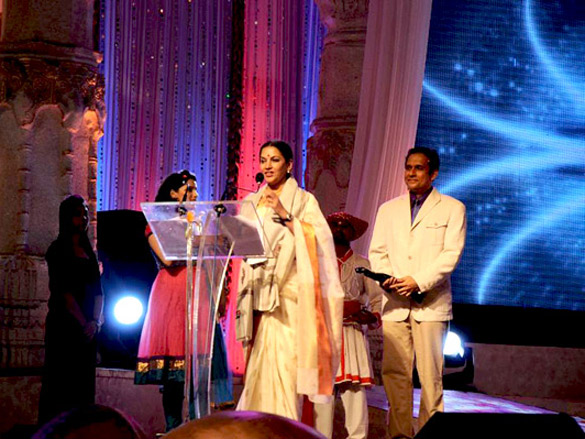 mugdha godse and shabana azmi at maharashtra day celebration 3