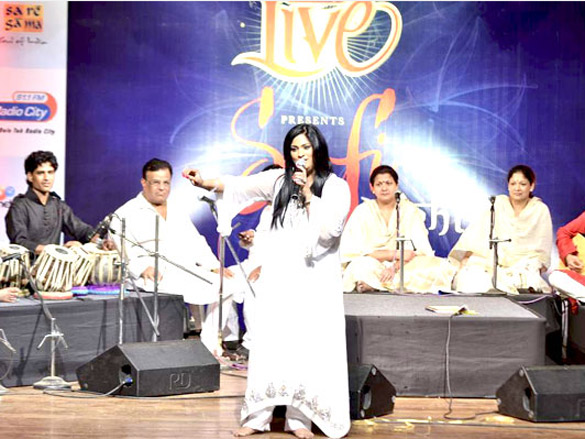 launch of richa sharmas album sai ki tasveer 3