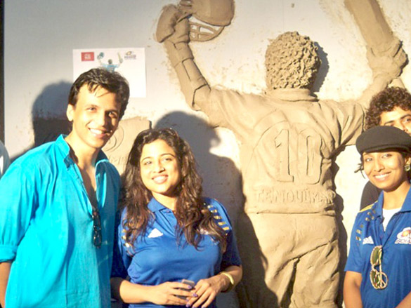 abhijeet unveils sachins clay statue 2
