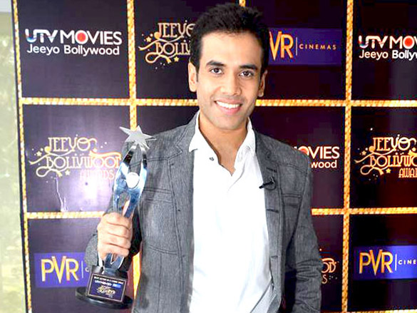 tusshar wins best actor in a comic role at jeeyo bollywood awards 7