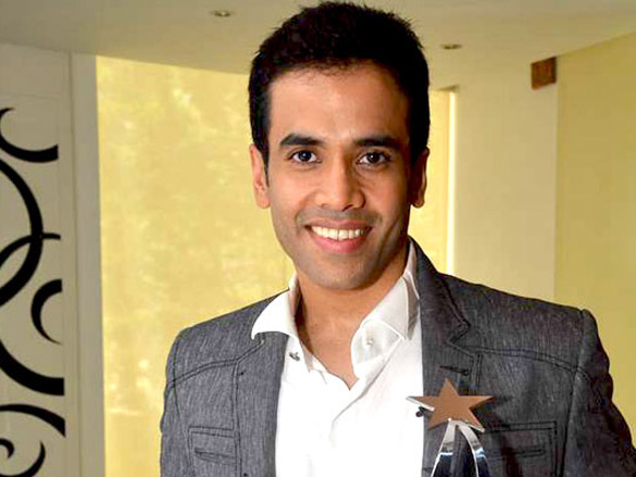 tusshar wins best actor in a comic role at jeeyo bollywood awards 9