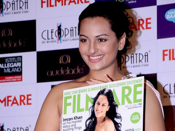 sonakshi launches latest issue of filmfare magazine 4